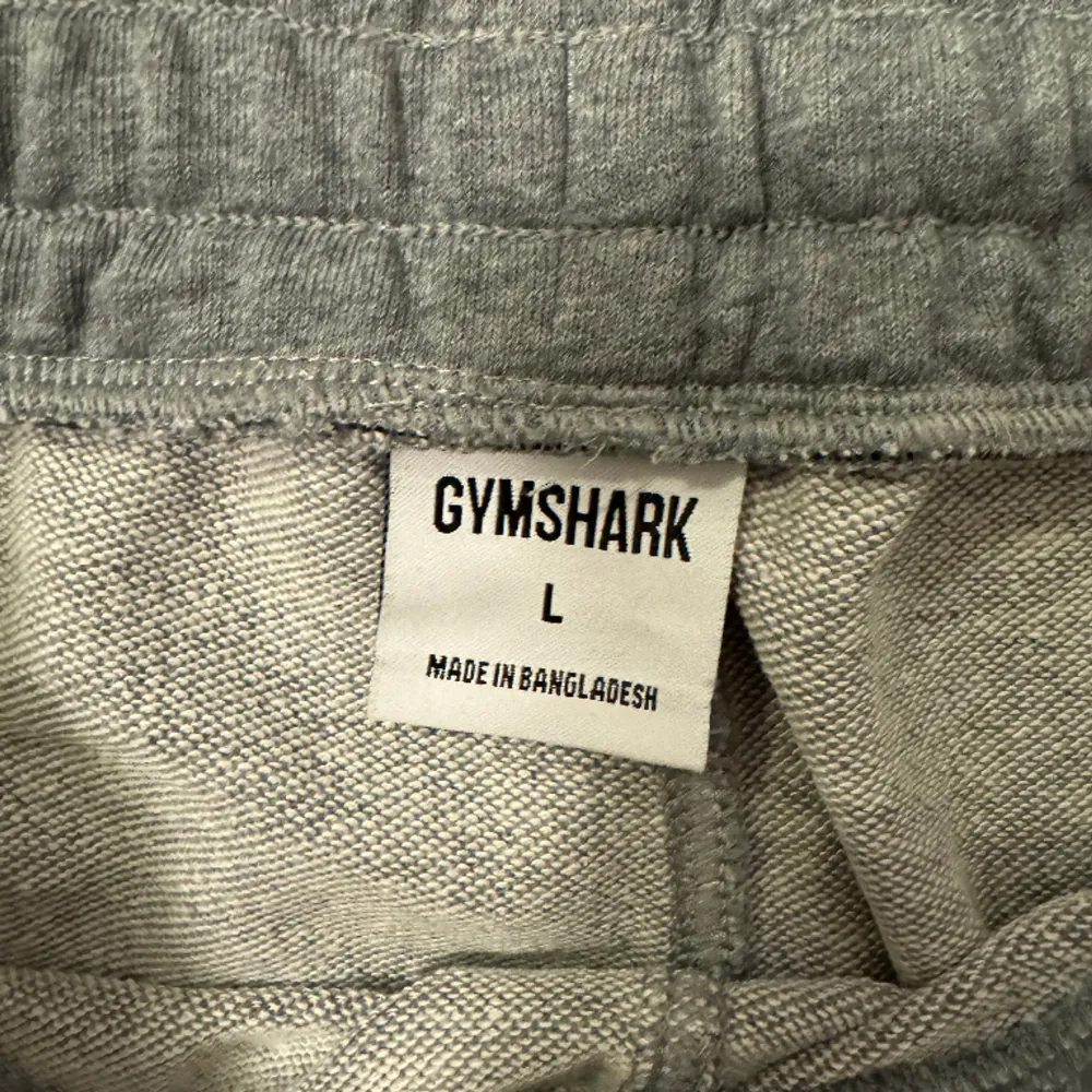Säljer ett par Gymshark träningsbyxor i storlek Large.  Använda endast 2 gånger (ej vid träning) innan jag insåg att dom var för små för mig. Så dom är som nya.  Nypris 499kr, säljes för 300kr eller bud. Hämtas i Övik eller skickas på köparens bekostnad.. Jeans & Byxor.
