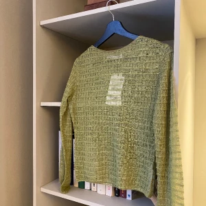 Grön topp - Oanvänd med lappen fortfarande kvar, är dock en mask i den, se bild 2.