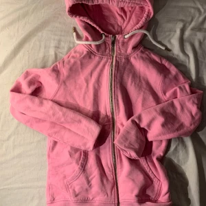 Rosa zip-up - Väldigt söt som jag knappt använt då den har blivit för liten. Den är ganska croppad och inte så lång. Hör av dig om du har några frågor🫶🏻