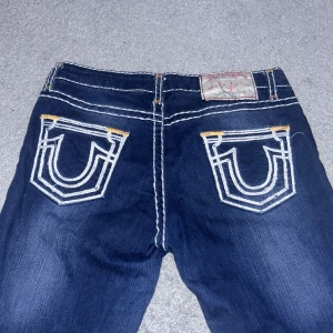 True religion jeans - Fina blåa trueys med vit detalj. Passar alla från S-M Det är en straight leg modell-alltså inte skinny utan mer raka. Har bara använt 1gång då dom är för små för mig vid låren 💓 Kom dm vid intresse eller frågor💓 