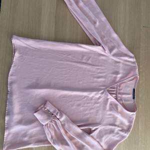 Denna fina ljus rosa blus är till salu! Den är perfekt för våren och hösten, luftig och enkel passar perfekt med vita, svarta eller blå byxor. Man kan para den med en kjol om man känner för det. Har gulliga små knapar på armarna💗🫶