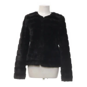 Svart dunjacka - Snygg dunjacka perfekt för fina tällfällen. 