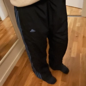 Adidas byxor💙🖤 - Varma o sköna!❣️