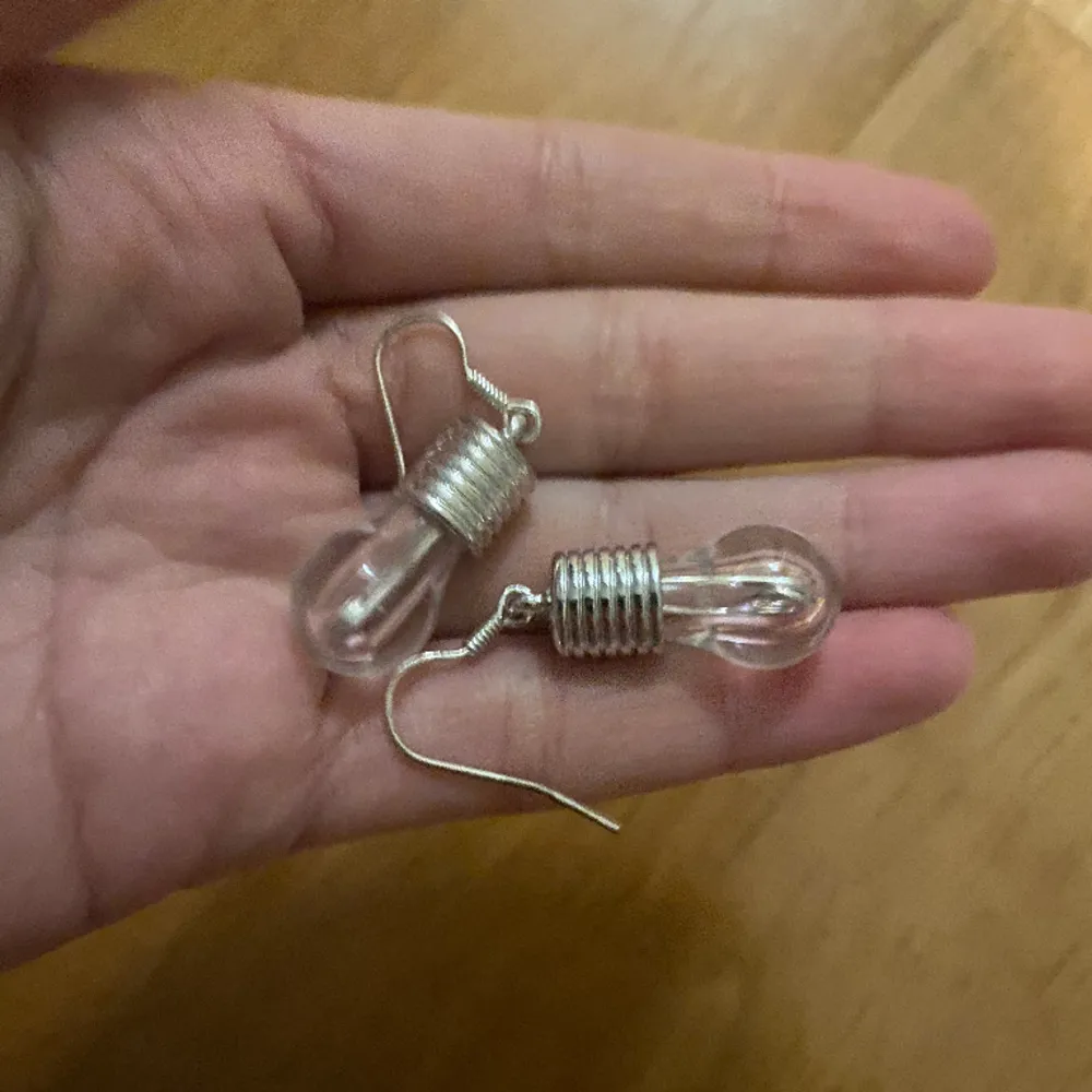 Örhängen med små glödlampor 💗 (dessa lyser inte) super söta har aldrig använts och fin kvalite! Kan diskutera priset 💗. Accessoarer.