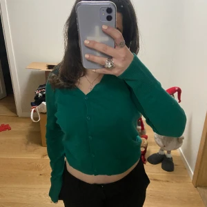 kofta - jättefin grön kofta som aldrig blivit använd, prislapp är kvar, strl 40 sitter som M