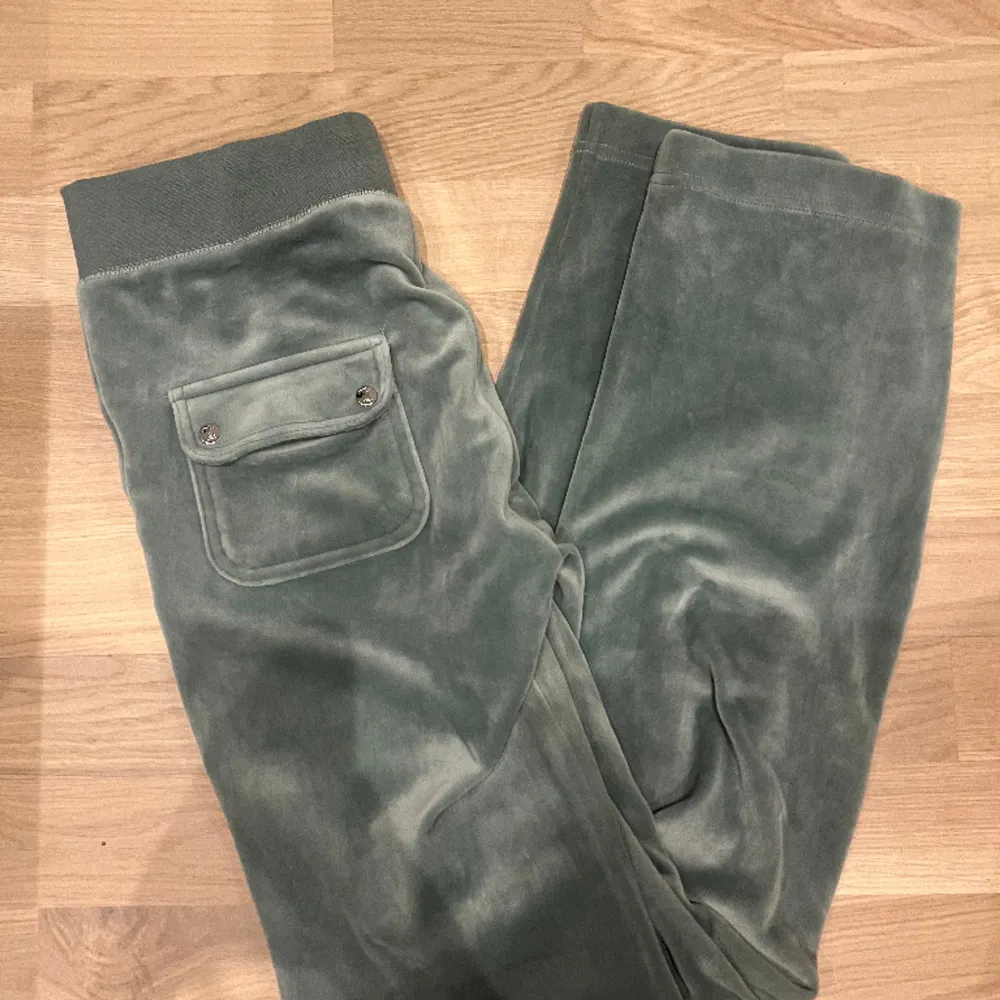 säljer mina gröna juicy byxor som är i väldigt bra skick! 💘(pris kan diskuteras vid snabbt köp). Jeans & Byxor.