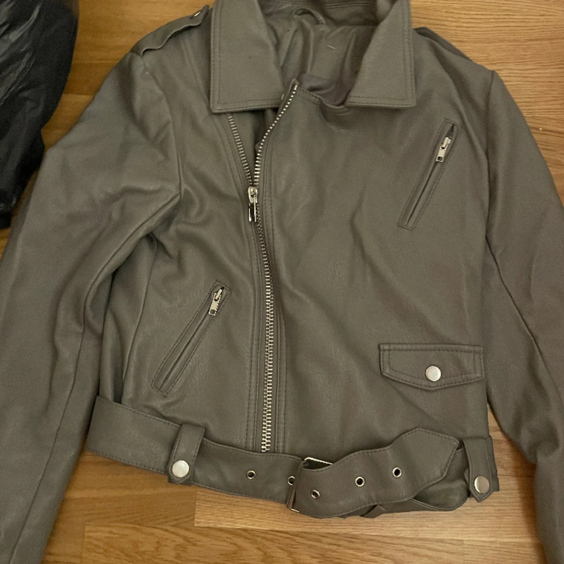 Grå skinnjacka 