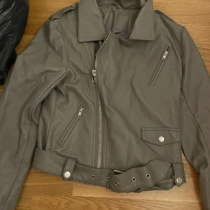 Grå skinnjacka  - Grå skinnjacka som jag aldrig använt. Bra skick förutom lite slitningar vid kragen💕passar s 