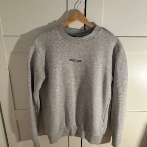 McKenzie tröja utan huva - Nästan oanvänd, storlek M, färg grå med MCKENZIE ORIGINAL SPORTSWEAR text på framsidan 