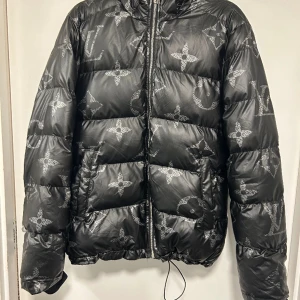 LOUIS VUITTON DUNJACKA  - Dam storlek M Intressekoll