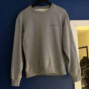 Tiger of sweden sweatshirt - Tiger of sweden sweatshirt i nyskick, 10/10 skick. Inte mycket använd alls, nypris 1300kr, mitt pris 900kr. Pris kan diskuteras vid snabb affär, hör av dig vid frågor eller fler bilder. 