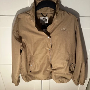 The North Face w coach jkt  - Ny skick, aldrig använd 