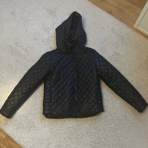 Svart jacka  - Jättefin svart jacka från Reserved. Använd några gånger tidigare💓Ganska liten i storleken