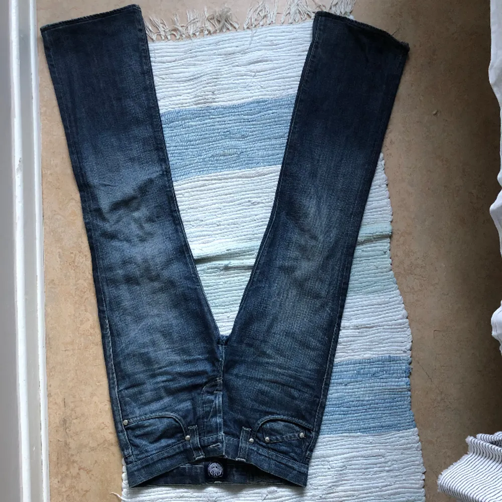 Sjukt coola jeans från rock republic! De är low waist och typiska Y2k jeans. Tveka inte att höra av dig💙. Jeans & Byxor.