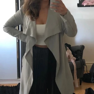 Grå kappa - Grå kappa som passar bra till vår/tidig höst! Väldigt bekväm och fin 