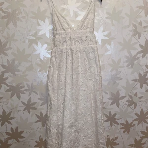 Klänning till student/fest/sommar - LångKlänning som är använd 1 gång. Bra skick. Blommigt mönster. 