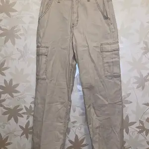 Extra långa jeans från h&m i stilen 90’s baggy med hög midja. Aldrig använda med prislapp kvar. 