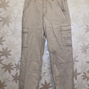 H&M 90’s baggy jeans - Extra långa jeans från h&m i stilen 90’s baggy med hög midja. Aldrig använda med prislapp kvar. 