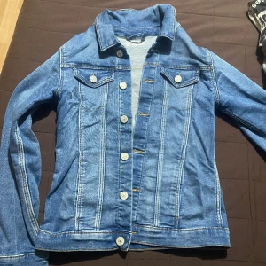 Jeansjacka  - Fin jeans jacka som är i nyskick  Väldigt fin till sommaren och hösten då den är gjord av lite tjockare matrial!