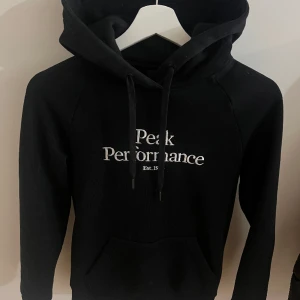 Peak Performance hoodie - hoodie som är använd fåtal gånger, jättefin men börjar bli lite för liten för mig. Stl Xs 