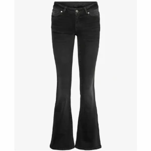 Lågmidjade flare jeans  - Svarta, fina och helt nya. De är lågmidjade och jätte fin passform🫰