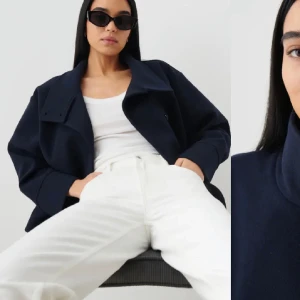 Blå jacka från Gina tricot  - Jätte fin jacka från Gina tricot, i färgen marinblå. Storlek xs, men de är stora i storleken och sitter som en oversized S. Jätte bra skick och knappt använd.