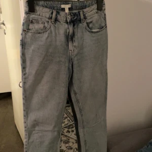 Ljusblå jeans - Säljer dessa raka ljus blå stenfärgade jeans med slits vid benen. Storlek 40 men passar mer än 38🤍