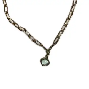 jättefint guldfärgat halsband med en ljusgrön sten❤️ säljer då det inte kommer till användning 