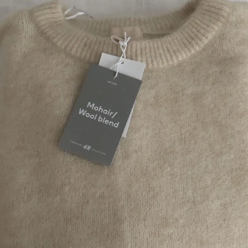 Säljer denna helt nya mohair tröja från h&m. Helt slutsåld. Storlek S. Säljer inte för mindre än 699 då den är oanvänd och ny! :). Tröjor & Koftor.