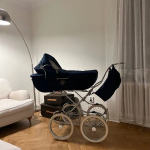 vintage barnvagn, stroller  - super fin och gullig vintage barnvagn.. jättebra skick och användbar. 