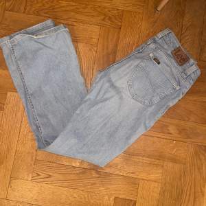 Ljusblåa jeans i storlek 38 inneben längd: 82. För stora för mig 