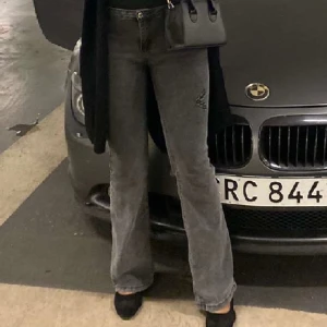 Jeans - Säljer dessa bootcut jeans, mörk gråa, storlek M, från zara, lågmidjade och stretchiga, jättebekväma. Köpte de för 2 månader sen för 450kr, har endast testat de 2 gånger och säljer de för de inte passar mig :)