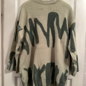 Cool stickad tröja - Väldigt snygg stickad oversized tröja. I bra skick och inte använd så mycket då jag glömt att använda den🙃. Rätt tunt material men inte genomskinlig💓💓