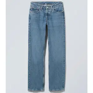 Jeans från weekday i modellen PIN 🫶midwaist och raka ben. Använda men fortfarande i mycket bra skick! Frakt tillkommer utöver priset☺️nypris var 590kr