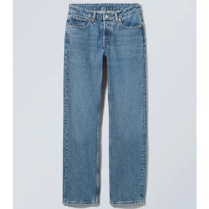Pin jeans - Jeans från weekday i modellen PIN 🫶midwaist och raka ben. Använda men fortfarande i mycket bra skick! Frakt tillkommer utöver priset☺️nypris var 590kr