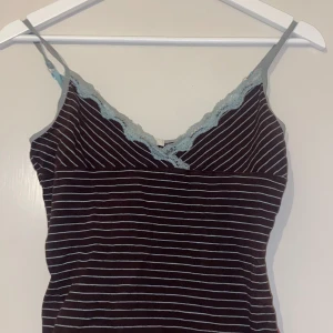 Henderson Linne - Säljer pågrund av att jag har rensat i min garderob. Bra kvalitet. Rökfritt hushåll men hund och katt finns i huset<3 Skriv innan du köper gärna. Skickar med nått litet extra😉