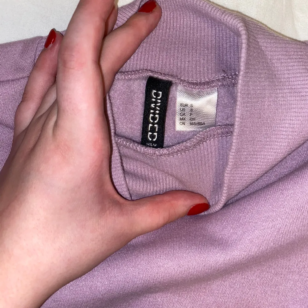 Säljer en lila croppad sweatshirt. Från H&M och i storlek S. Aldrig använd endast testad. OBS: köparen står för frakten. (Annonsen finns ute på fler sidor). Tröjor & Koftor.