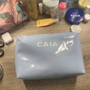 Caia necissär - Jätte söt caia necissär, handvänt fåtal gånger. Bredd: ca 30cm     Längd: ca 25cm