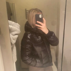 Svart Vinterjacka  - Säljer min snygga vinterjacka från Superdry, köpt på zalando.  Använd men Inga defekter Strl M Nypris 1200 (förra året) Mitt pris 550