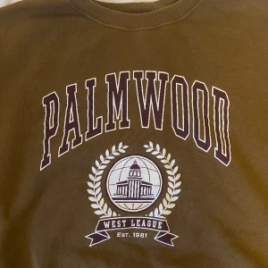 Pull and Bear Tröja L - Kort, loose fit tröja från Pull&Bear, fett fin och mysig så köp den och ha en bra vinter 😃