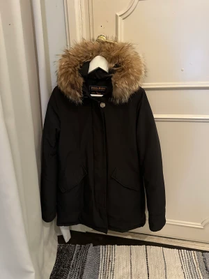 Woolrich vinterjacka  - Svart woolrich vinterjacka.  Stl M. Jag är en S men denna passar både på en som Har S eller M Nypris 6000:-