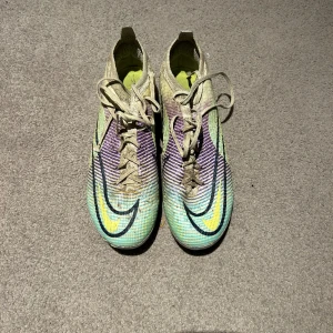 Fotbollsskor 44 Nike Mercurial  - Ett par Nike mercurial från dreamspeed-serien. Väldigt väldigt eftertraktade men pga jag har använt de så pass mycket går priset såklart ner. Avsedda för spel på gräs men funkar också att använda på konstgräs som jag har gjort i flera år. Kom med frågor! 