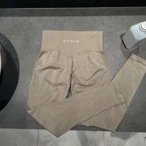 NVGTN tights - Nya NVGTN leggings, använda vid ett tillfälle. Tycker inte färgen passar mig och använder de därför inte. Perfekt skick!! 🥰‼️