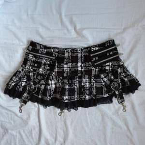 🖤 Supersöt kort kjol med nitar och coola detaljer 🕷️ I nyskick, från märket Mercy och säljs inte längre! Storlek 36 ⛓️
