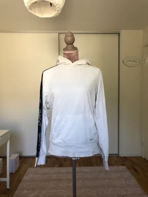 Gant hoodie  - Gant hoodie med detaljer på ärmen 