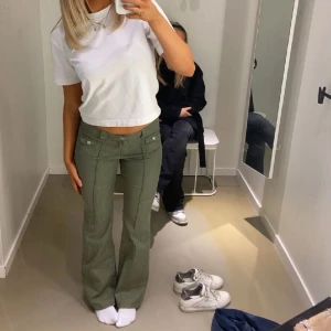 Gröna jeans - Säljer dessa gröna jeans från h&m. Aldrig använda, små i storleken, jag är normalt 36-38 och har 40 i dessa.💕💕