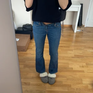Levis jeans - Så snygga jeans från Levis som tyvärr är för korta och för små för mig (jag är 177cm). Midjemått: 78cm Innerben: 74cm