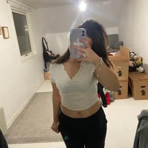 topp och kofta - säljer en vit topp ifrån shein i strl M och en grå minikofta ifrån h&m tror jag i strl xs/s. skriv för frågor🫶