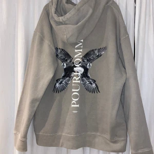 Grå Hoodie med tryck! - Grå Hoodie med tryck! Säljer pga av att min pojkvän inte ville ha den :( Storlek: M. Skick: Mycket bra, inte nopprig och inte använd.