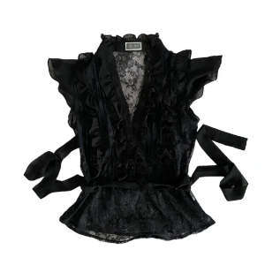 Spets blus - Står ingen storlek men sitter som en M. Har ett band som man kan knyta runt midjan. Kontakta vid intresse <3